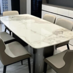 Bàn bằng đá không đa năng và bền đẹp như bàn gỗ. Ảnh: Aboluowang