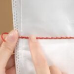 Mở bao bì cũng cần kỹ thuật. Ảnh: Aboluowang